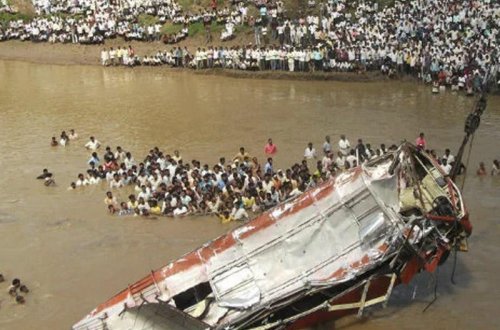 Avtobus çaya düşdü - 44 ölü - Hindistanda