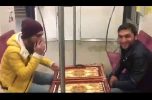 Azərbaycanlılar Polşa metrosunda nərd oynayır - Kef əhli - VİDEO