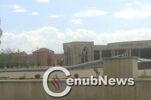 Bayraq dirəyi yerindən qopdu - FOTO