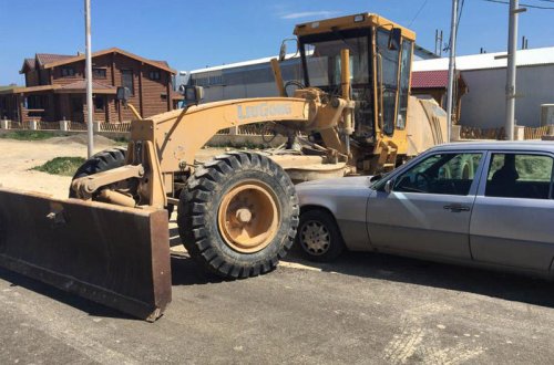 Bakıda sürücü yolun bağlanmasına belə etiraz etdi - FOTOLAR