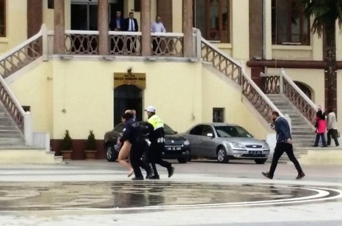 Qadın müəllimin qəribə etirazı: Soyundu - FOTO - VİDEO