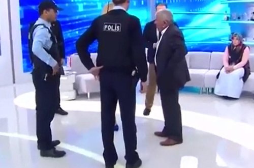 Polisin axtarışa verdiyi şəxs canlı yayımda tutuldu - VİDEO