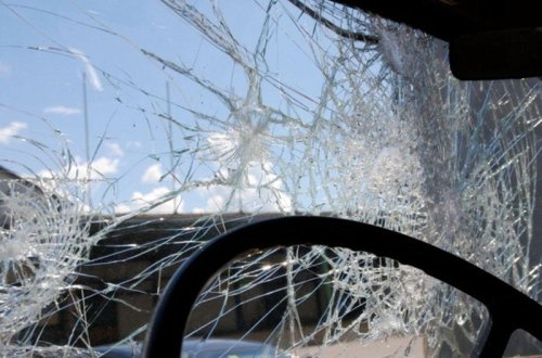 Şəkidə mikroavtobus aşdı: 17 yaralı var