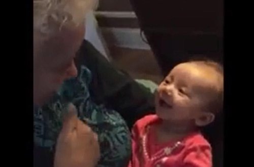 Nənə və körpə nəvəsinin rekord qıran videosu
