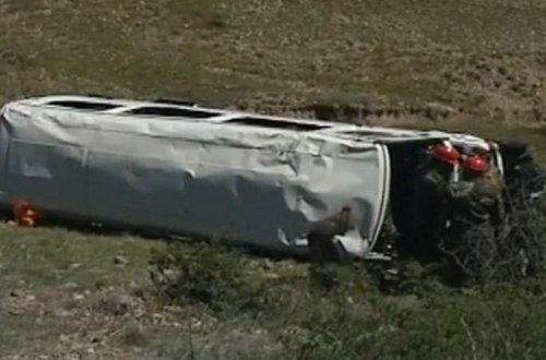 Şəkidə mikroavtobus 7 metrlik dərəyə aşdı - 16 yaralı - YENİLƏNİB - VİDEO 