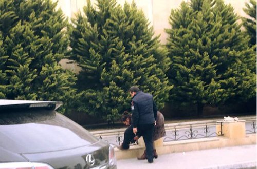 Küçənin ortasında əyilib, ərinin ayaqqabısını sildi, paltarlarını... - Bakıda çəkilən FOTO OLAY OLDU