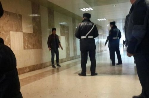 Bakı metrosunda ŞOK! 23 yaşlı gənc hamının gözü qarşısında bıçaqlandı