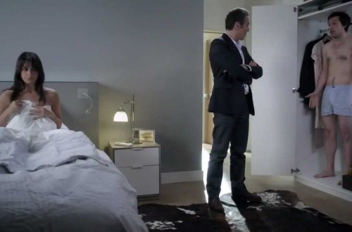 Məmur arvadının sevgilisini qarderobda yaxaladı- QƏRİBƏ OLAY