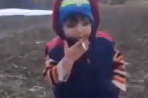 Azərbaycanda 2 yaşlı uşağa siqaret çəkdirdilər - VİDEO