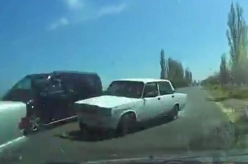 Ölümə gedən sürücü kameraya düşdü – Maşın yerində fırlandı - VİDEO