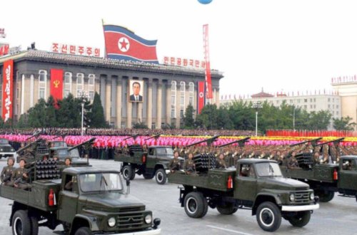 Müharibəyə hazırlaşan ölkənin ən güclü silahı: Milyonlarla qadın-kişi əsgər, 10 il hərbi xidmət  və tarlalarda iş - FOTOLAR