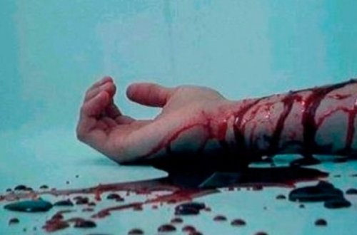 Azərbaycanda müəllim damarlarını kəsib intihar etdi