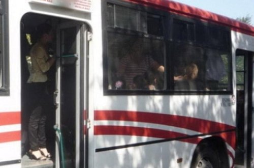 Bakıda məktəblinin başı avtobusun qapılarının arasında qaldı, sürücü isə... - FOTOLAR