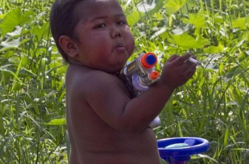 Gündə 40 siqaret çəkən balaca uşaq onu tərgitdi - FOTOLAR