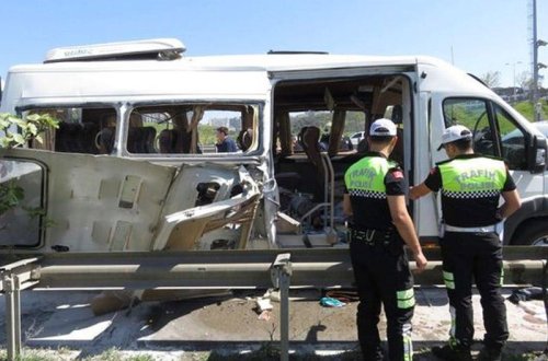 İstanbulda şagirdləri daşıyan mikroavtobus partladı: Yaralılar var