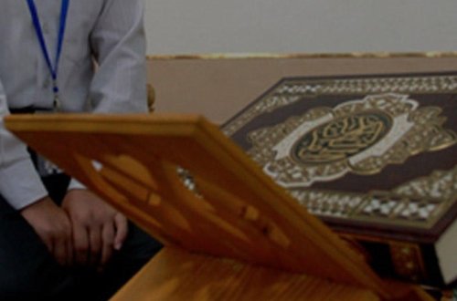 Məşhur din xadimi canlı yayımda Quran oxuyarkən KEÇİNDİ - VİDEO