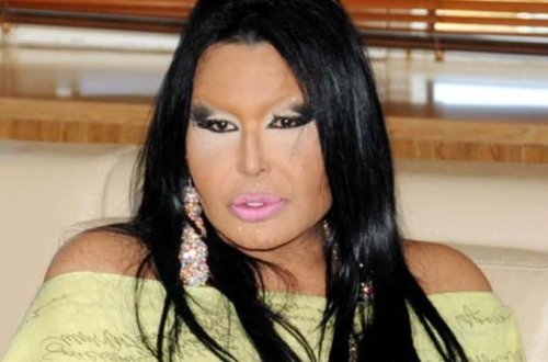 Bülent Ersoy qızla görüşdü və ƏLLƏRİ İLƏ OMBASINI... - FOTO