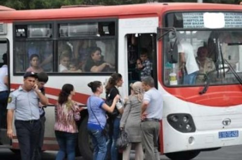 Bakıda avtobusda film kimi olay: 20 qəpiyə görə bıçaq çıxarıldı