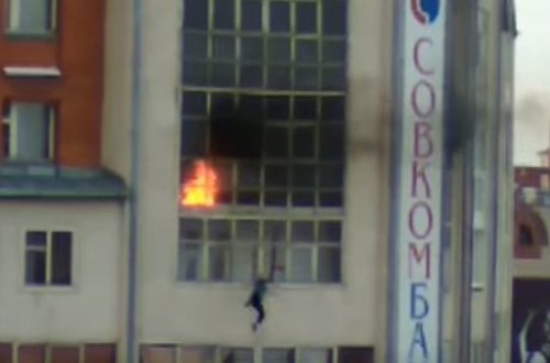 Dəhşətli yanğında 9 yaşlı uşaq binadan atıldı - ANBAAN VİDEO