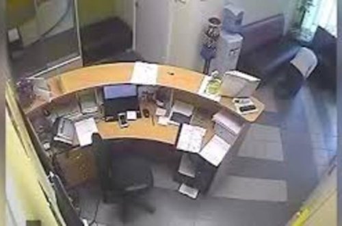 Qaraçı kassiri hipnoz edib 10 min rublu oğurladı - İNANILMAZ OĞURLUQ - VİDEO