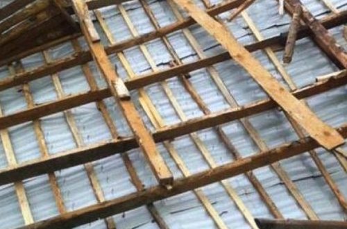 Xaçmazda qasırğa - Binaların damı uçdu