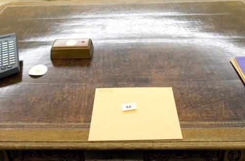 Prezidentin masasındakı qırmızı düymənin SİRRİ: Basınca baxın nə olur- FOTOLAR