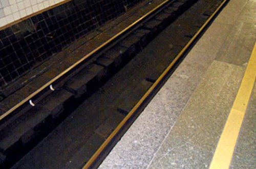 Sərnişin özünü relslərin üstünə atdı - Bakı metrosunda