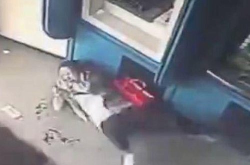 Oğru bankomatın qarşısında qadının qulağını kəsdi - Dəhşətli VİDEO
