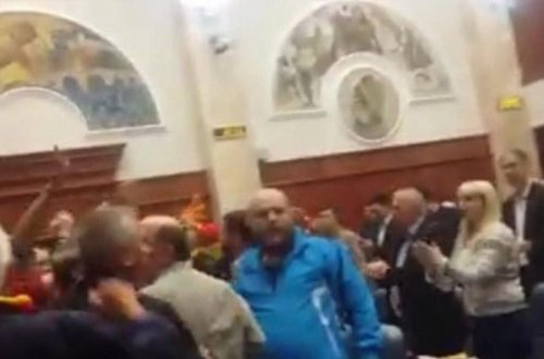 Makedoniya parlamentində qarşıdurma: Azərbaycan icmasının sədri dirəniş simvoluna çevrildi - VİDEO