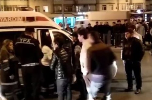 Bakıda yaralı yolun ortasında qaldı: təcili tibbi yardım yaxın durmadı - VİDEO
