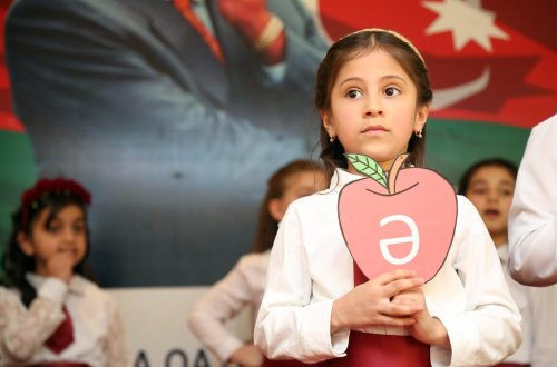 Hərfləri öyrənən balacalar belə bayram etdi - FOTOLAR