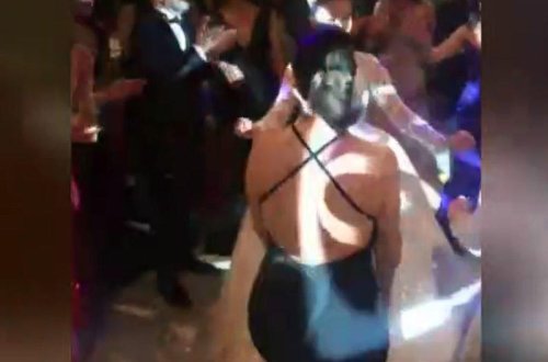 Hülya Avşar dekolteli libasda dayanmadan rəqs etdi - VİDEO