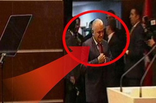 Baş nazir gözyaşlarını saxlaya bilmədi - VİDEO