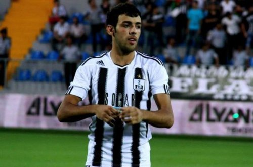 Gecə bardan çıxan məşhur futbolçumuz polislə əlbəyaxa oldu