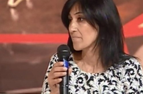 Azərbaycanda qayınata gəlini evdən qovmaq üçün lüt gəzir - VİDEO