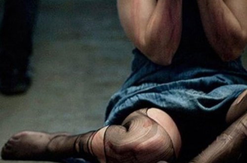 Səhərə yaxın pəncərədən keçmiş sevgilisinin evinə girdi: bıçaqlayıb, zorladı