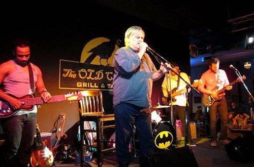 Öz yubileyində səhnədə öldü - Heç kim yaxınlaşmadı - VİDEO