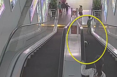 2 yaşlı uşağın əli eskalatorun arasında qaldı - VİDEO