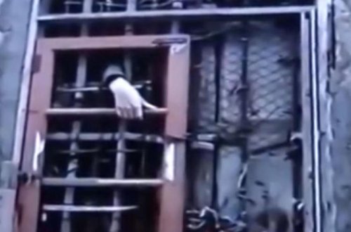 Ata-ana övladını 30 il bağlı saxladı: 