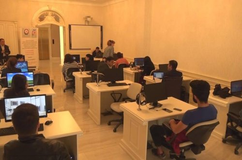 Xırdalan şəhərində yerləşən Heydər Əliyev Mərkəzində kompyuter kurslarının təliminə başlanılıb