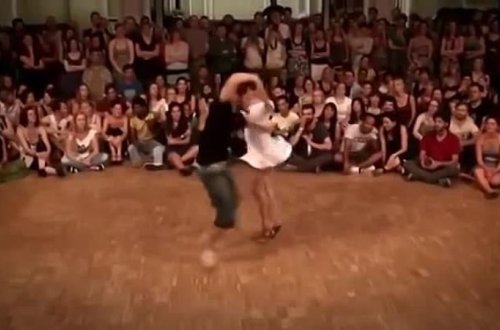 Kişiləri bihuş edən çılpaq qızların seksual HƏRƏKƏTİNƏ BİR NƏFƏR DÖZƏ BİLMƏDİ və... - VİDEO