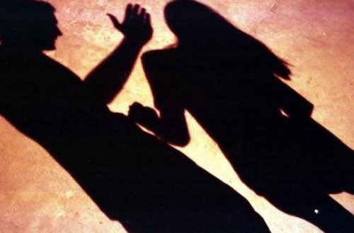 Bakıda sürücünün tanışlıq təklifini rədd edən qadın vəhşicəsinə döyüldü, qulağı cırıldı