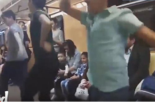 Bakı metrosunda uşaqlardan pozitiv rəqs - VİDEO