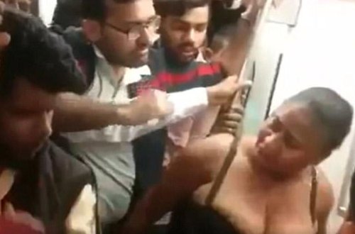 Metroda dava: qadın soyundu, 