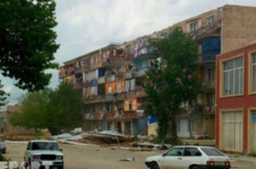 Gəncədə güclü külək yaşayış binasının dam örtüyünü uçurdu - FOTO