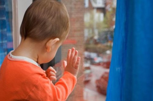 2 yaşında uşaq 3-cü mərtəbədən düşdü - DƏHŞƏTLİ VİDEO