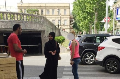Bakıda BİABIRÇI OLAY: Ərəb qadın ərini azərbaycanlı qızın əlindən ala bilmədi - FOTO