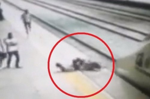 Özünü qatarın altına atmaq istəyən qızı sərnişin belə xilas etdi - VİDEO