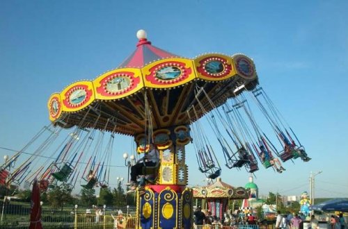 Parkda FACİƏ: karusel qırıldı, 10 nəfər... - VİDEO