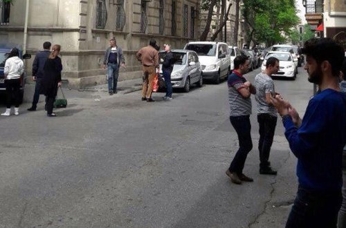 BAKIDA qadın özünü binadan atdı - FOTO